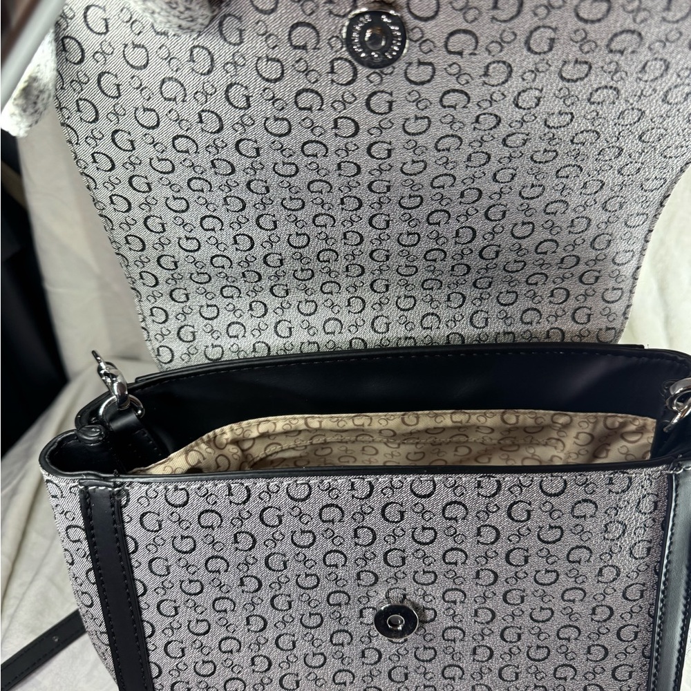 Guess - Picture 8 of 13